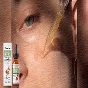 Vista dettagliata dell'olio di semi di melograno VIARELINE applicato sul viso con contagocce