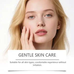 Primo piano di pelle chiara e sana che mostra l'effetto delicato della maschera idratante.