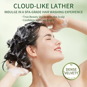 Una donna si lava i capelli con la schiuma densa di uno shampoo solido naturale.