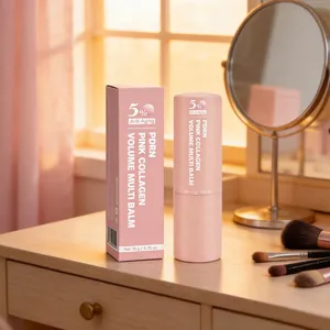 PDRN Pink Collagen Volume Multi Balm auf einem sonnigen Schminktisch mit Zubehör