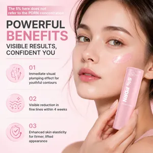 Dettaglio del multi balm al collagene rosa PDRN con benefici rimpolpanti sul modello