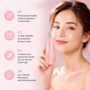 Modella con stick balsamo al collagene PDRN rosa che evidenzia benefici anti-età