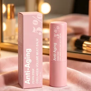 Nahaufnahme des rosa PDRN-Kollagen-Multibalms und der Box auf weichem Seidenstoff.
