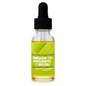 Nahaufnahme der Haarwuchsserum-Flasche mit 15% Minoxidil, Bergamotte und Biotin.