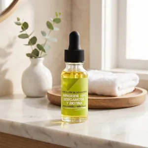 15% Minoxidil Haarserum Flasche mit Bergamotte und Biotin in einer Badumgebung