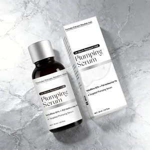 Gros plan d'un flacon de sérum repulpant Volufiline 92% et sa boîte sur marbre