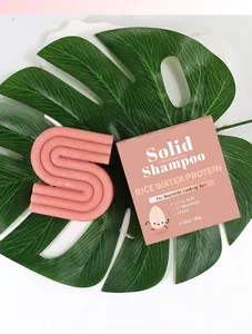 Vista dettagliata dello shampoo solido all'acqua di riso con confezione rosa su foglia verde