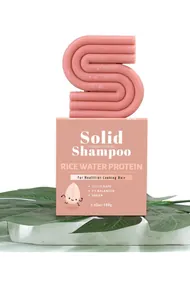 Vista dettagliata dello shampoo solido alle proteine dell'acqua di riso a forma di S