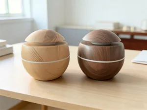 Dos humidificadores con forma de hongo y veta de madera clara y oscura sobre una mesa