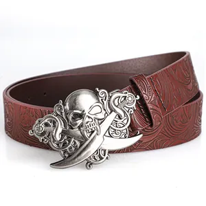 Detailansicht eines braun geprägten Ledergürtels mit Totenkopf und Schwertern Schnalle.