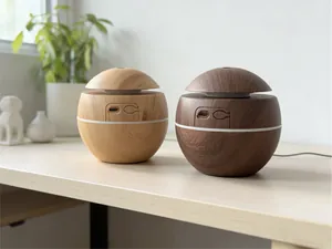 Vista detallada de los humidificadores de hongo con acabado de madera y puerto USB-C