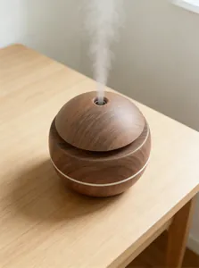 Primer plano de un humidificador de jarrón con forma de hongo y acabado en madera fina