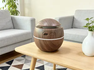Primer plano de humidificador de hongo de madera con puerto USB-C sobre una mesa