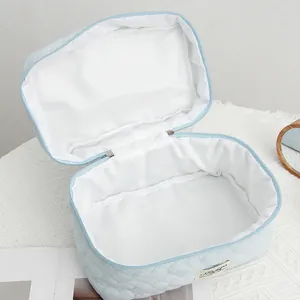 Neceser grande acolchado con corazones azul claro con forro interior blanco y mucho espacio