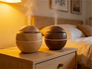 Dos humidificadores de hongo con vetas de madera en una mesita de noche en un dormitorio.