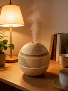 Humidificador USB con forma de seta y veteado de madera en un ambiente acogedor