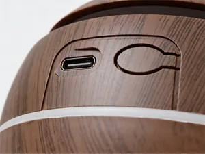 Primer plano del puerto de carga USB-C en un humidificador con forma de jarrón de madera