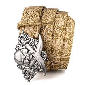 Ceinture en cuir beige gaufrée de fleurs avec boucle tête de mort et sabres croisés