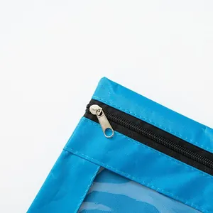 Primer plano de estuche de tela Oxford resistente con cremallera negra y detalle