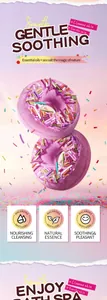 Primo piano di bombe da bagno a forma di donut viola con zuccherini colorati e spa.