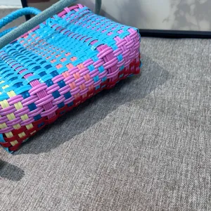 Close-up van het ingewikkelde veelkleurige geweven patroon van deze hippe emmertas