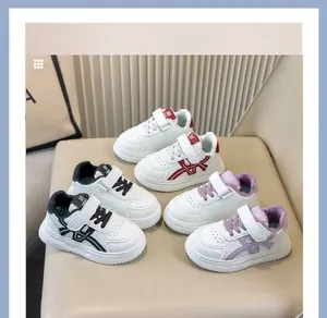 Vista dettagliata di tre paia di sneakers casual per bambini in rosso, nero e viola
