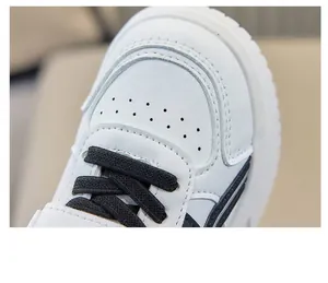 Vista dettagliata di sneaker bianca per bambini con punta anti-collisione duratura