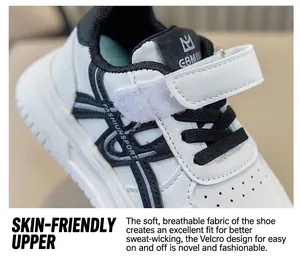 Primo piano dettagliato di sneaker casual bianche per bambini con comoda chiusura in velcro
