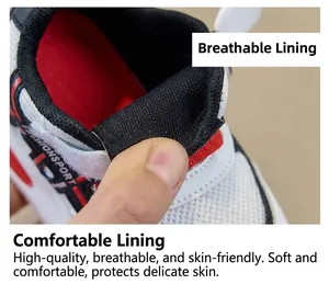 Dettaglio della fodera interna traspirante e morbida delle scarpe da ginnastica.