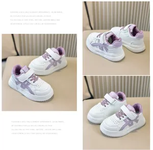 Viste multi-angolo di sneakers per bambini bianche e viola con chiusura a velcro.