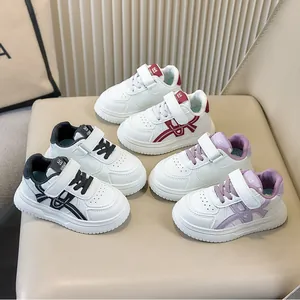 Vista dettagliata di scarpe da ginnastica per bambini in vari colori con chiusura in velcro