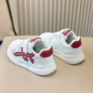 Dettaglio posteriore di scarpe sportive bianche per bambini con accenti rossi e suola morbida