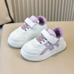 Sneakers bianche e viola per bambini con dettaglio cuore e velcro