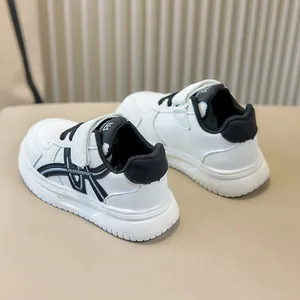 Vista dettagliata di scarpe sportive bianche e nere per bambini con suola morbida