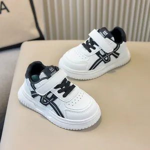 Vista dettagliata di scarpe da ginnastica per bambini bianche con strisce nere