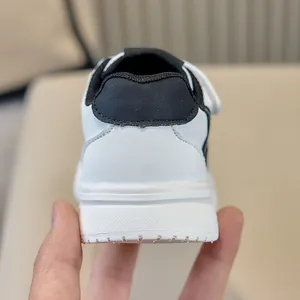 Vista dettagliata del tallone e della suola morbida della sneaker bianca e nera per bambini