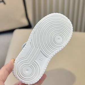 Dettaglio della suola bianca per scarpe da bambino con motivo antiscivolo