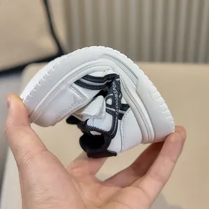 Sneaker bianca per bambini con suola morbida piegata per flessibilità