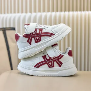 Sneaker sportive bianche per bambini con accenti bordeaux e suole morbide antiscivolo