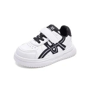 Eleganti sneakers sportive casual per bambini in bianco e nero con chiusura a velcro