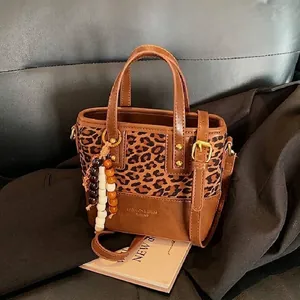 Sac Seau à Bandoulière Vintage pour Femmes Épissage de Cuir PU et Suède Imprimé Léopard Avec Gland en Perles de Bois