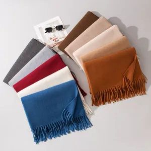 Assortiment effen warme wollen sjaals met decoratieve kwastjes voor herfst en winter