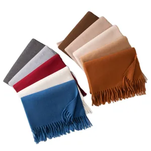 Assortiment warme wollen wintersjaals met stijlvolle kwastjes in verschillende kleuren