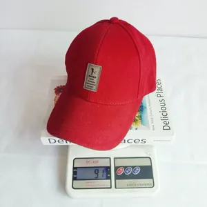 Berretto da baseball rosso con toppa EDIKO in pelle, pesa 91 grammi sulla bilancia.