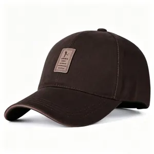 Vista dettagliata di un cappellino da baseball marron scuro con toppa da golf