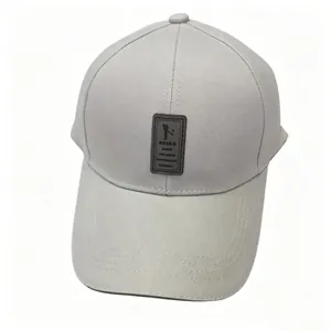 Dettaglio di un berretto da baseball grigio chiaro con toppa in pelle ricamata golf EDIKO