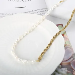 Detailansicht einer eleganten Edelstahlkette in Goldoptik mit natürlichen Perlen