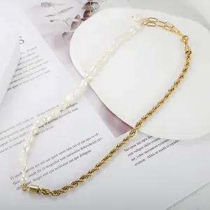 Detailansicht einer Halskette mit goldener Edelstahl-Kordelkette und echten Perlen