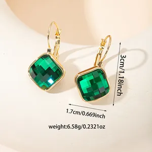 Vue détaillée de boucles d'oreilles carrées en zircon vert plaquées or 14K
