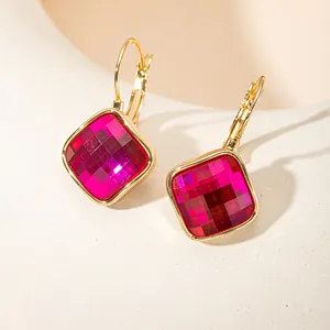 Détail de boucles d'oreilles carrées en zircon rose avec des crochets en or 14 carats